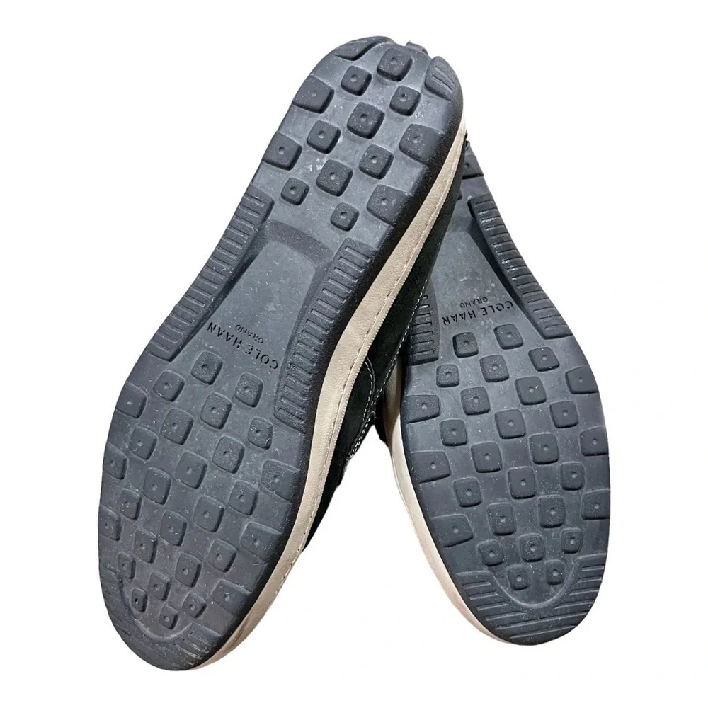 COLE HAAN GRAND, MENS BLACK LEATHER LOAFERS. DETAILED STITCHING. SIZE 8 1/2M